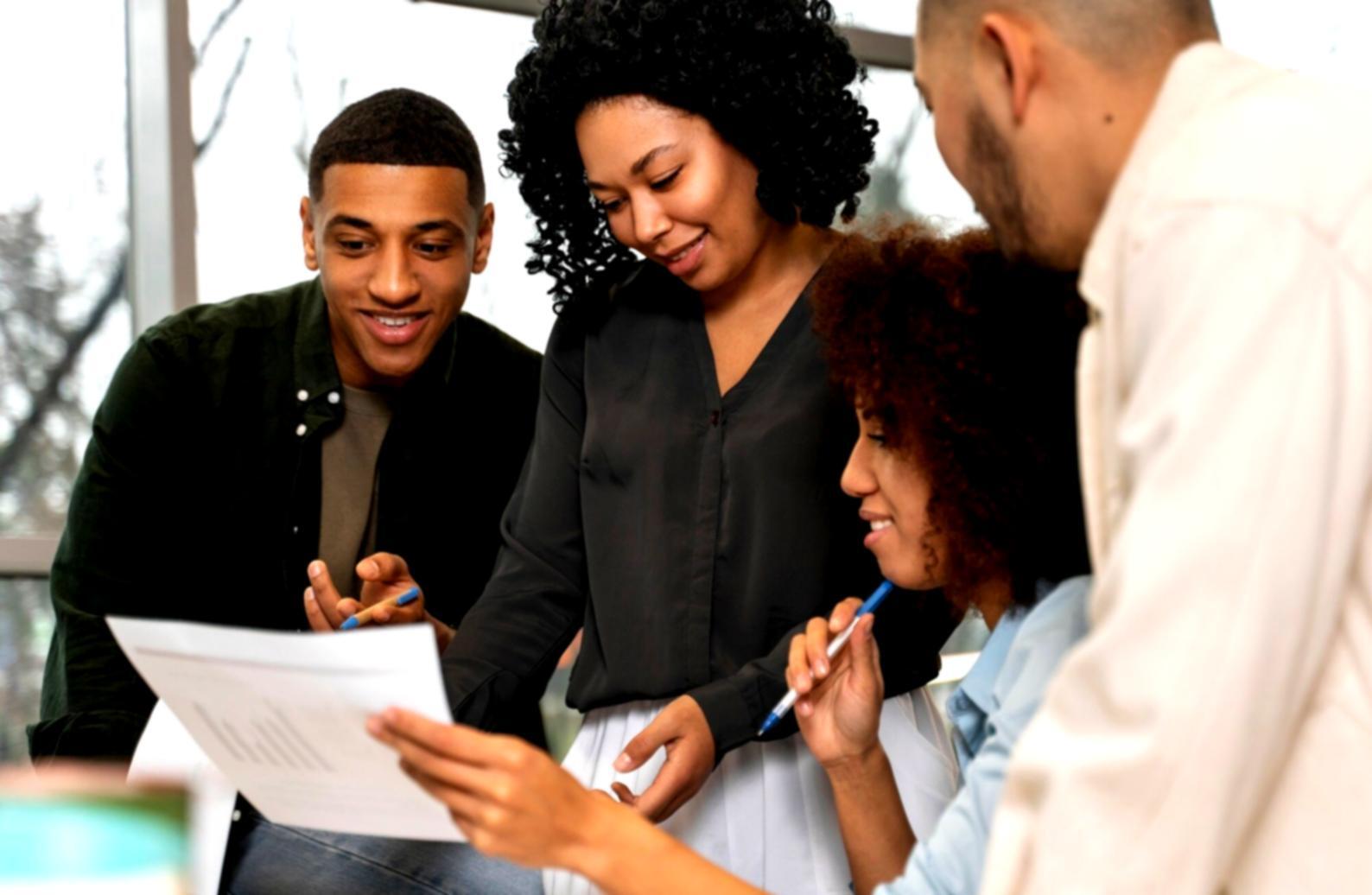 Sesión de trabajo colaborativo desarrollando estrategias financieras