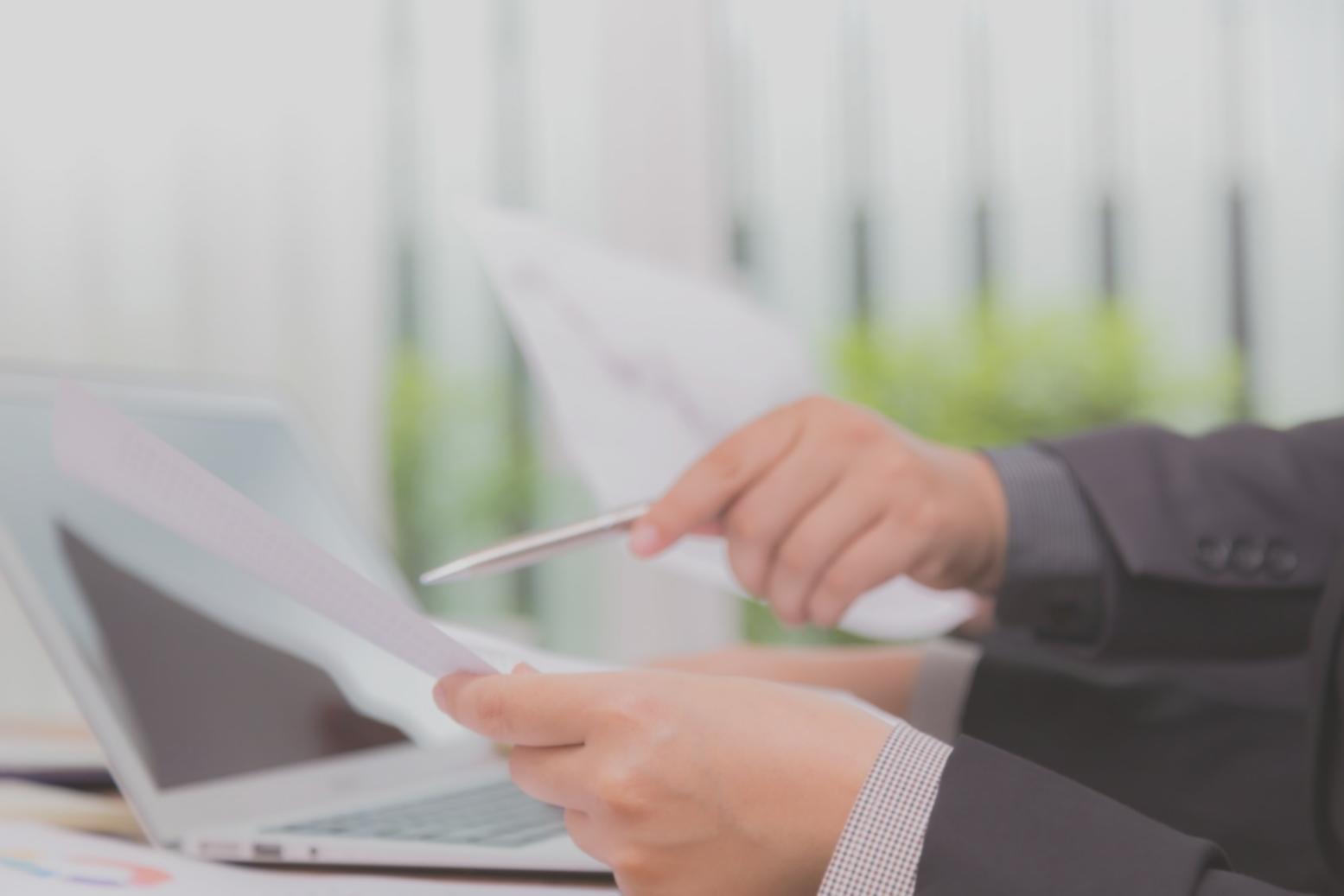 Oficina moderna donde se desarrollan estrategias financieras personalizadas