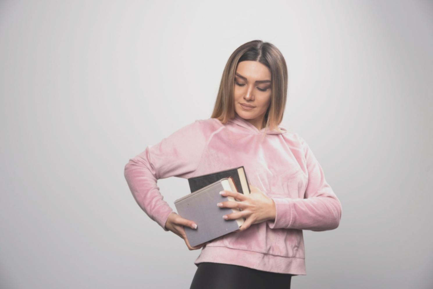 Profesional analizando datos financieros en su oficina